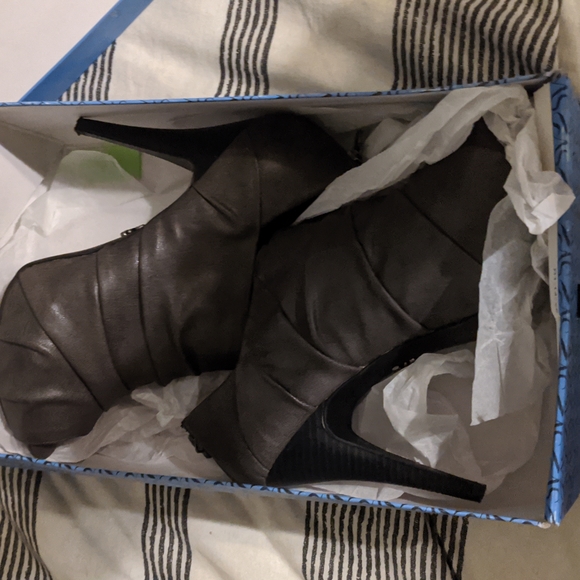 Vera Wang Saville Grey Heels - Picture 5 of 6